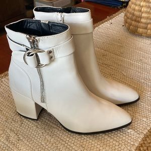 Steven / Steve Madden winter white “Johannah” leather ankle boots